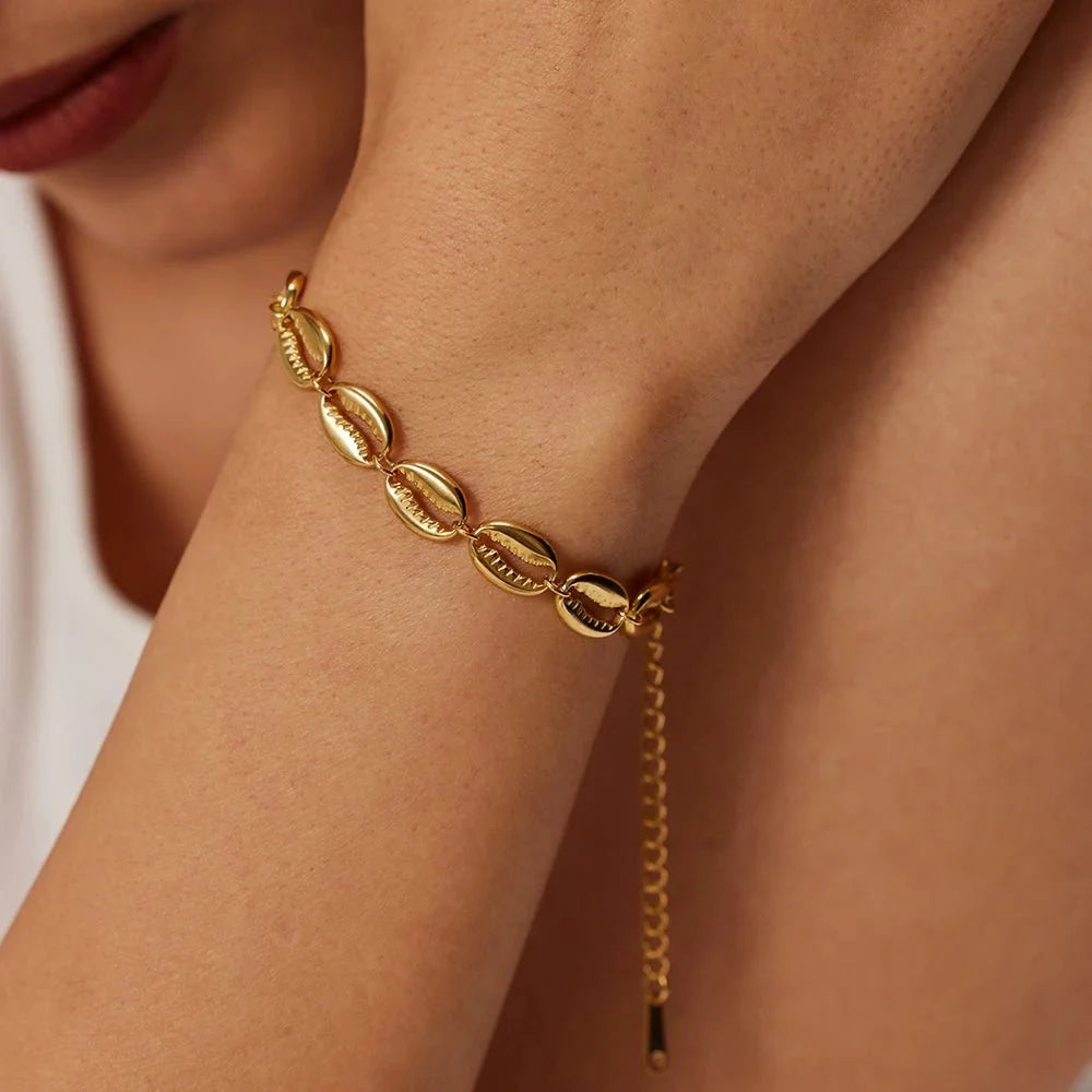18k Dainty Cowrie Shell Bracelet