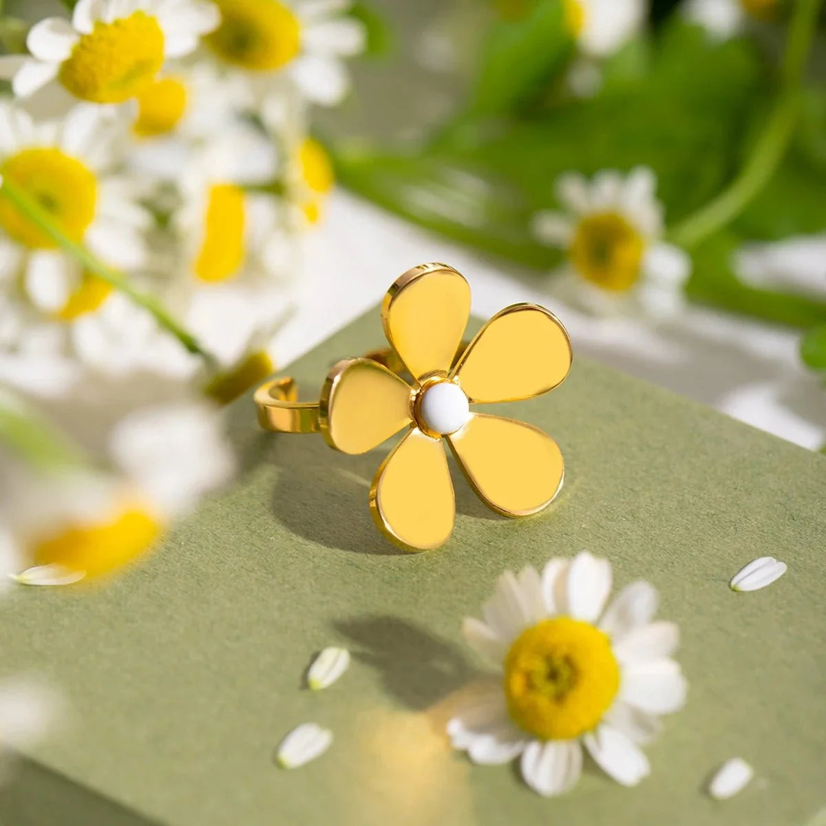 18k Dainty Daisy Floral Ring