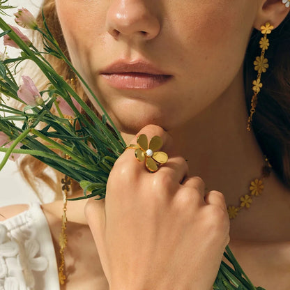 18k Dainty Daisy Floral Ring