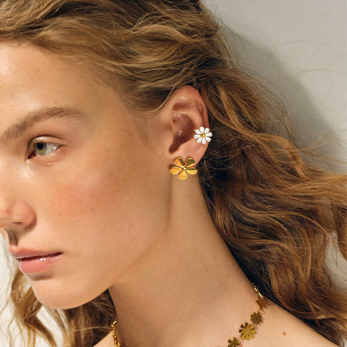 18k Dainty Flower Earrings