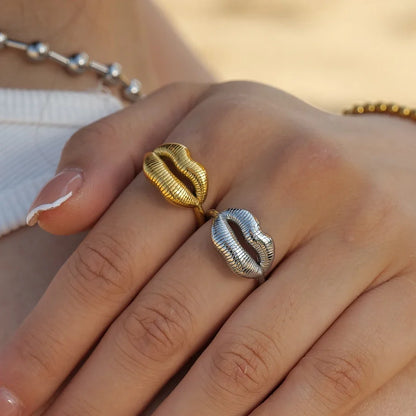 Bold Kiss Romantic Ring
