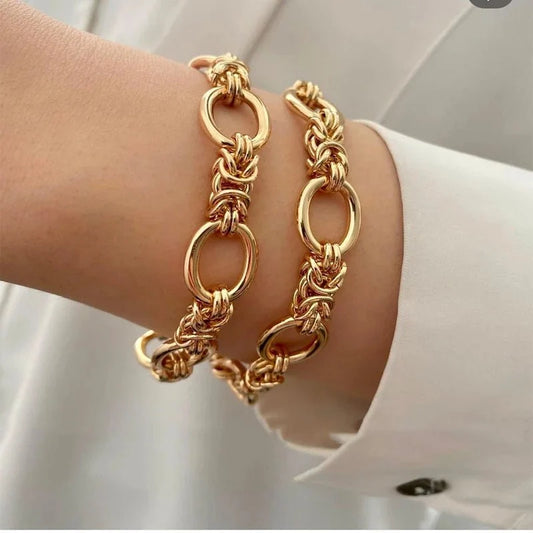 Contrasting Statement Chain Bracelet